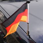 Porte-drapeaux de voiture à visser entre l'aile et le capot